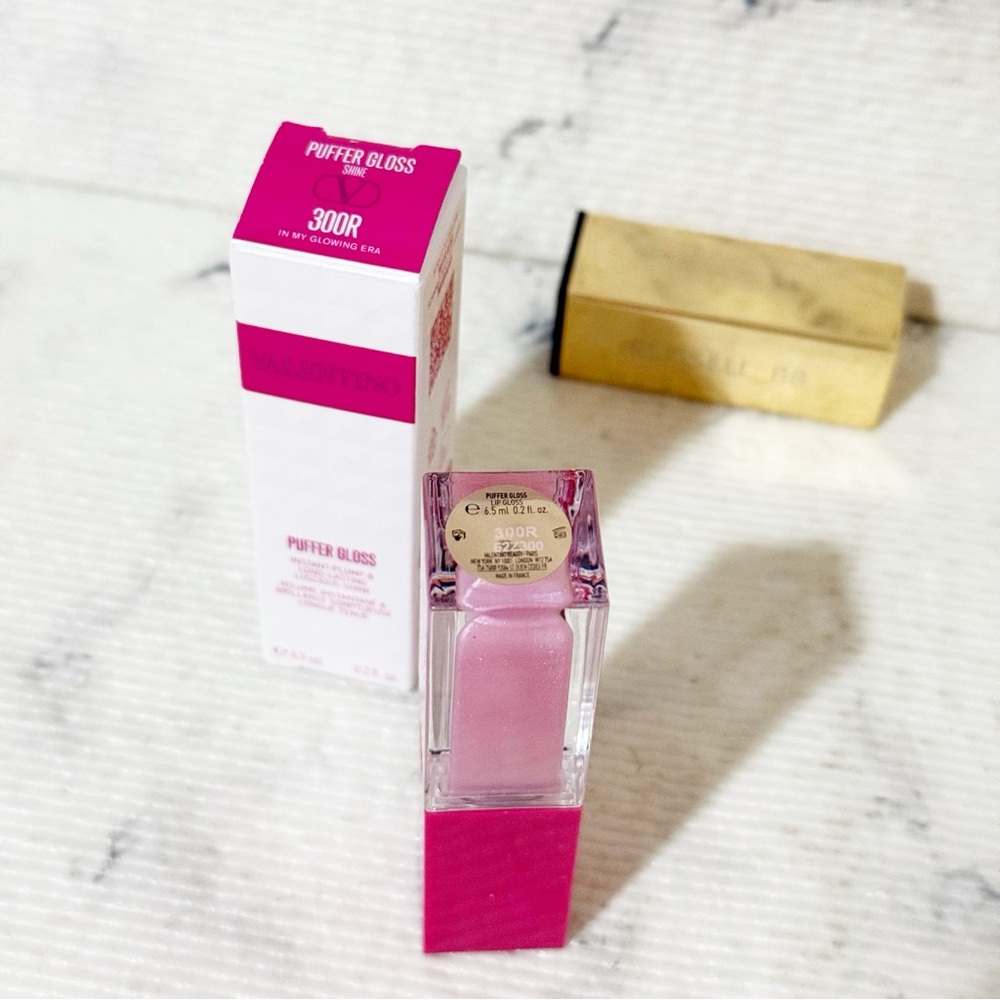Valentino Puffer Lip Gloss: #300R In My Glowing Era (Soft Pink Shimmer) - Picture 9 of 10